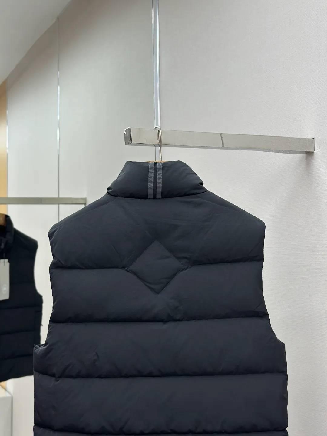 P690 CANADA GOOSE Canada Goose Badge Down Vest Fabric selection: The use of high-quality protective nylon fabric not only enhances the wear resistance of the surface, but also takes into account wind resistance, ensuring excellent performance in various harsh weather conditions.  90 national standard high-quality white duck down: selected high-loft down, weighing 160g, light and warm, with excellent temperature locking performance and good resilience.  Three-dimensional quilting process: Precision thread reinforcement to prevent velvet drilling and ensure that the fluffy and resilient elasticity lasts as new.  Details: The ribbon is woven with polyester as the base, and the brand letters are decorated on the ribbon through high-precision computer embroidery. The edges of the pattern are clear, the stitches are fine and even, and multiple layers of embroidery thread are stacked to enhance the three-dimensional effect. Accessories: One-to-one customized logo, one-to-one customized zipper puller, one-to-one customized three-label SIZE: S M L XL
